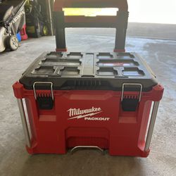 Milwaukee Pack out Box 22” 