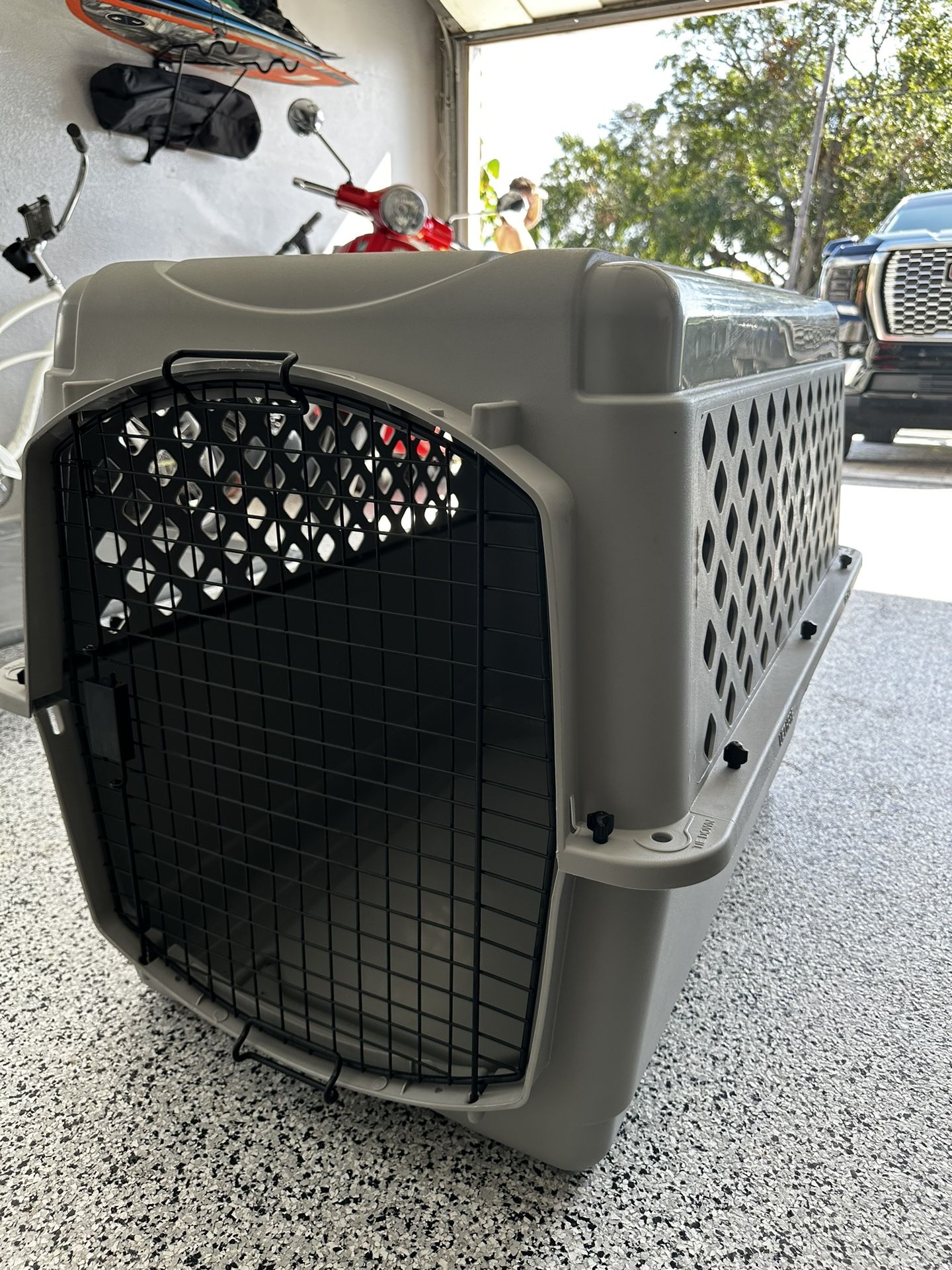 Large Pet Kennel / Crate - Like New