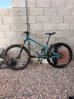 Pivot Trail 429 Medium
