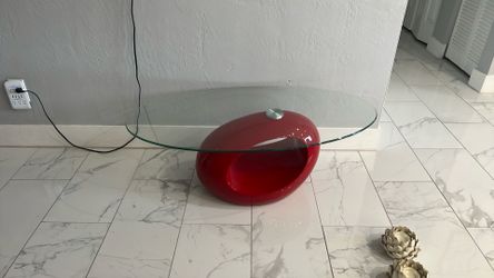 Mesita roja de cristal