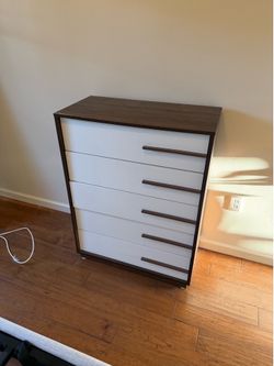 5-drawer Walnut Dresser