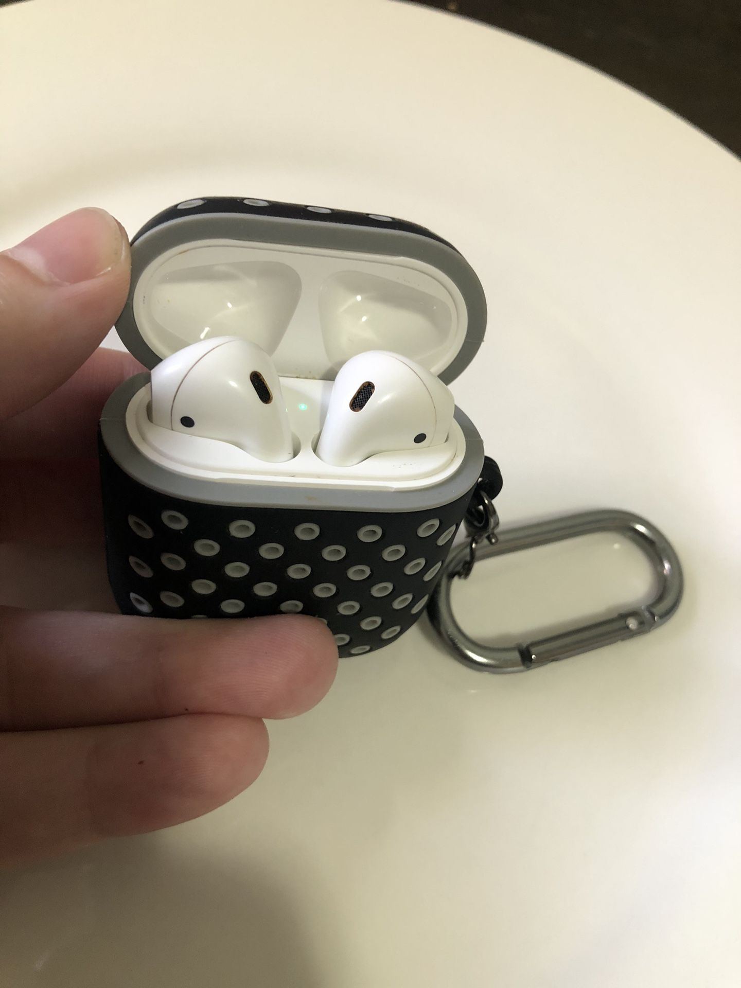 Airpods (2nd Generation) w/ Case