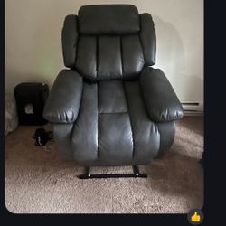 Remote Control Recliner Chair, Massage, Lift Up. In New Condition.