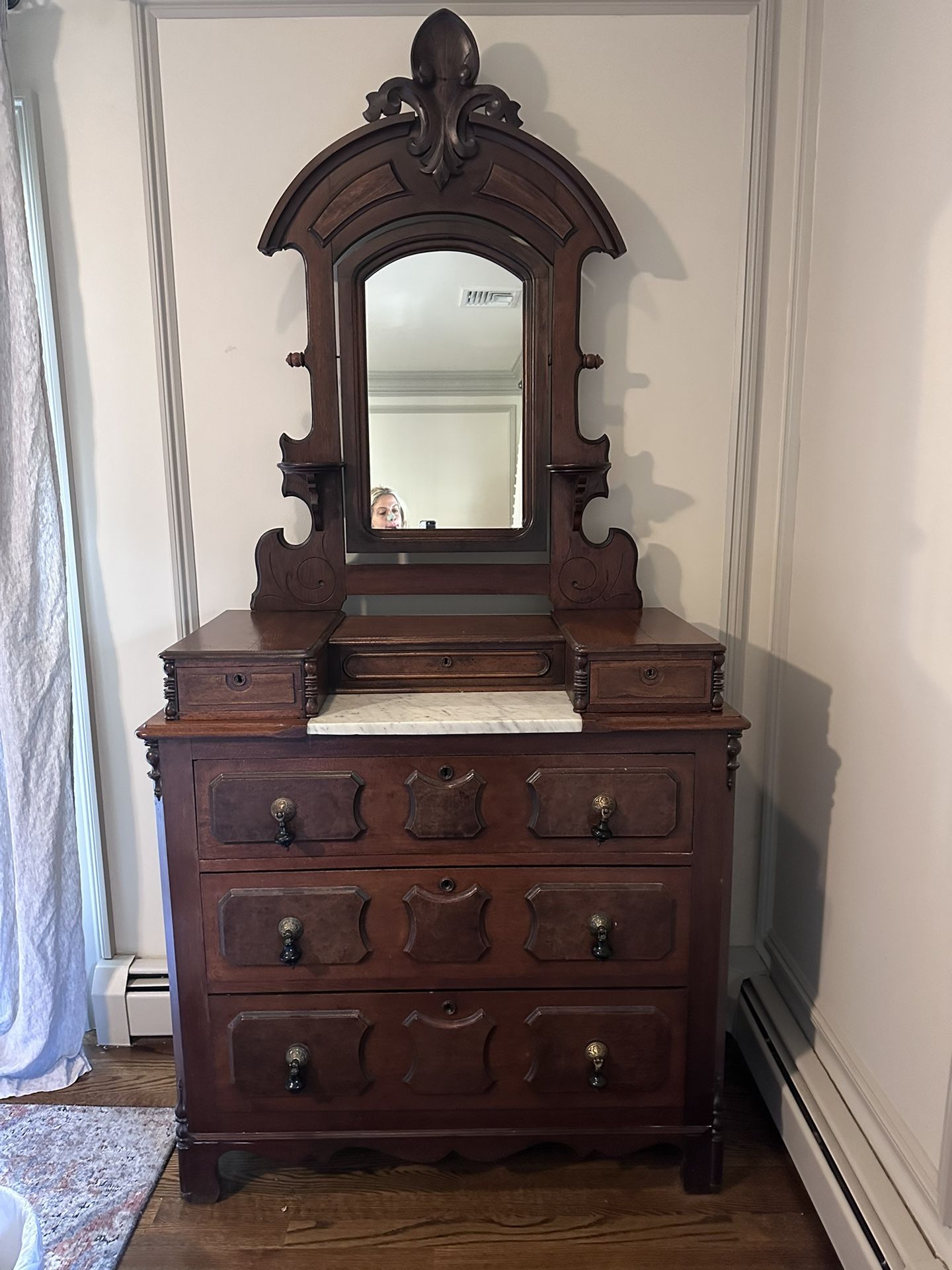  Antique Victorian. Dresser. 