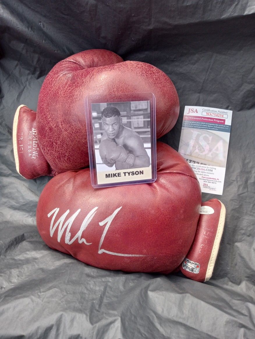 🥊🏆Mike Tyson Signed Gloves🏆🥊