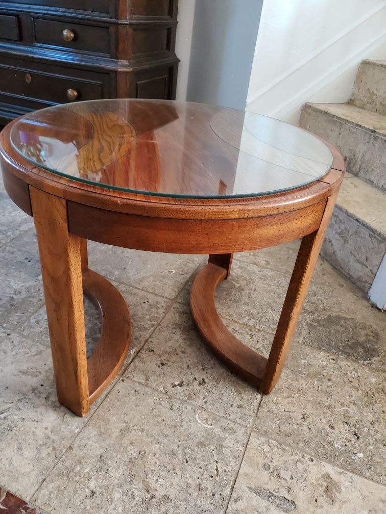 Mid Century Modern Round End Table By Mersman
