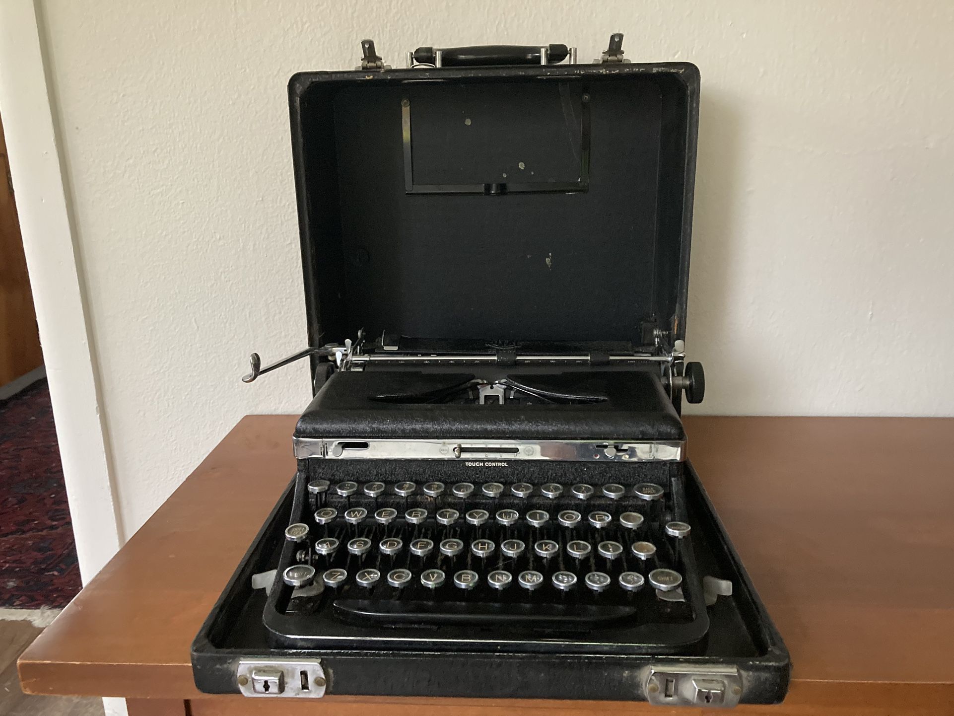 Royal De Luxe Typewriter 1937 A VINTAGE ANTIQUE WORKING NICE MAY NEED ADJUSTMENTS