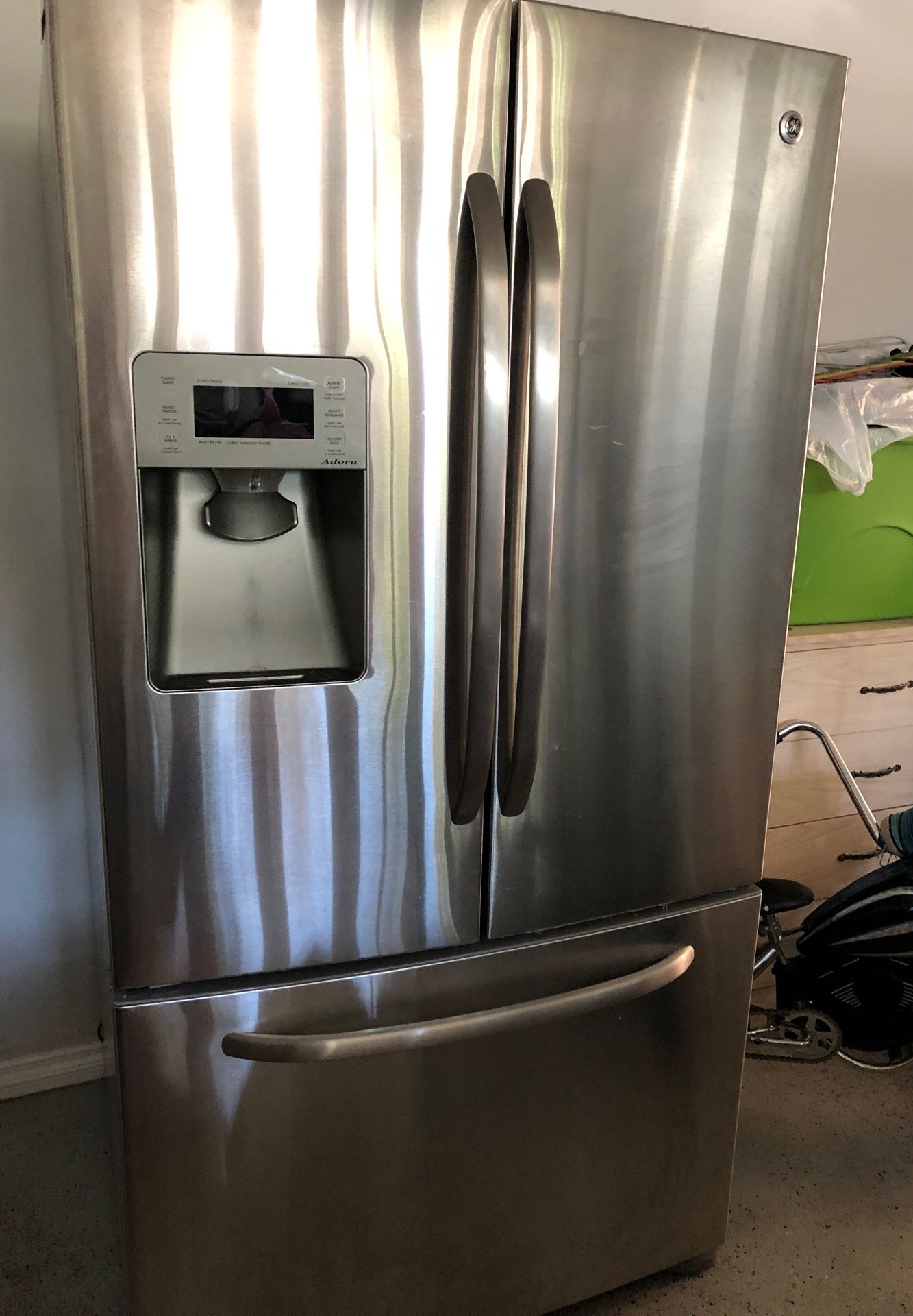 Trash compactor, refrigerator and microwave GE brand for Sale in Los
