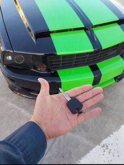 Car Keys And Remotes  / Llaves De Carro Y Controlles