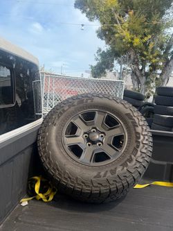 Jeep Wheel with Falken Wildpeak AT3W