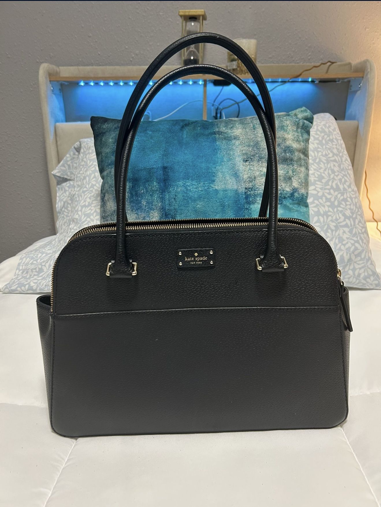 Pretty Hand Bag From Kate Spade With Many Pockets! Open Box ( Ask For The Price)