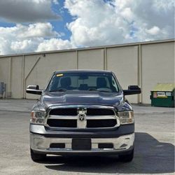 Dodge Ram 1500 2018 Grey interior 