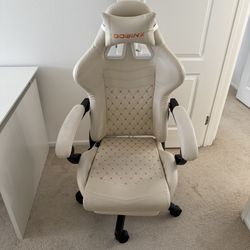 Dowinx PU Leather Gaming Chair Swivel Task Computer Chair with Footrest Excellent Condition Like New