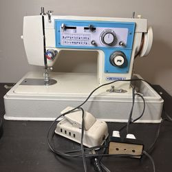 Dressmaker Matshushita 3M-852H Sewing Machine 