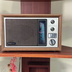 1969 Vintage Magnavox R434 AM/FM Table Radio.