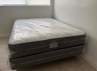 NEW MATTRESS QUEEN SIZE PLUSH WITH BOX SPRING