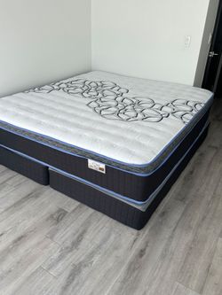 King size Mattress Pillow top 12"   new Mattress in a plastic sealed