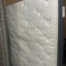 Queen Bed//Bed Frame Set