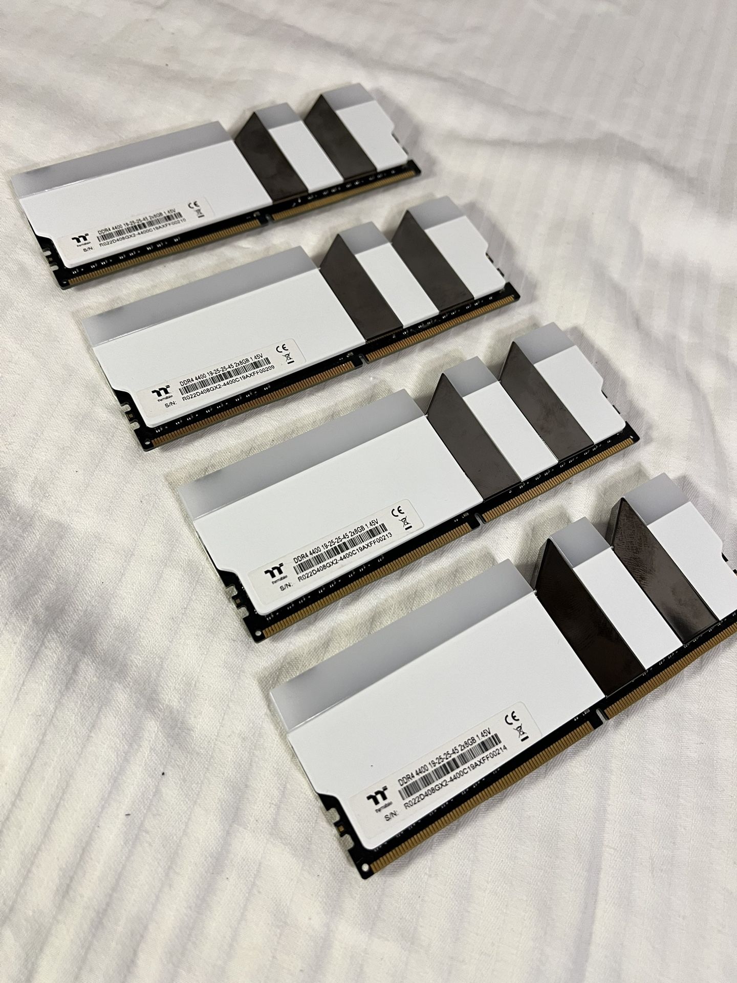 32GB (4x8GB) Thermaltake TOUGHRAM RGB DDR4 4400MHz