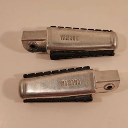 LOT OF 2 FOOTREST PILLION PEGS REAR YAMAHA XV 750 VIRAGO 