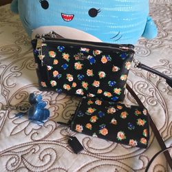 COACH PURSE  , WALLET END KEYS CHAIN . ALL THA  3 PZ ARE ORIGINAL  .USED 2 TIMES  .
