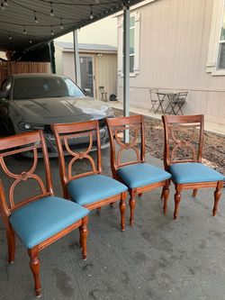 4 Sillas 🪑 tapicería nueva casi nuevas