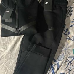 Black Nike Tech 