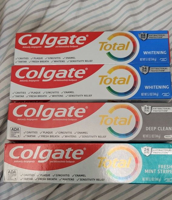 BUNDLE OF 4 COLGATE TOTAL (5.1oz TUBES) WHITENING, DEEP CLEAN, & FRESH MINT STRIPE FOR $10/$10 POR LOS 4