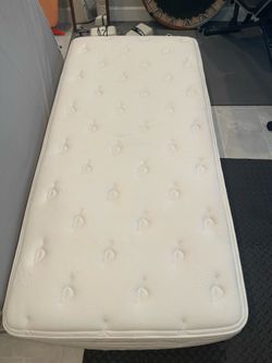 Free King Size Sleep Number mattresses only with 2 pumps and 2 remotes.