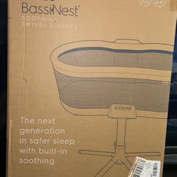 Halo BassiNest Soothing Swivel Sleeper 3.0 Baby Bassinet with 1 Year Manufacture Warranty