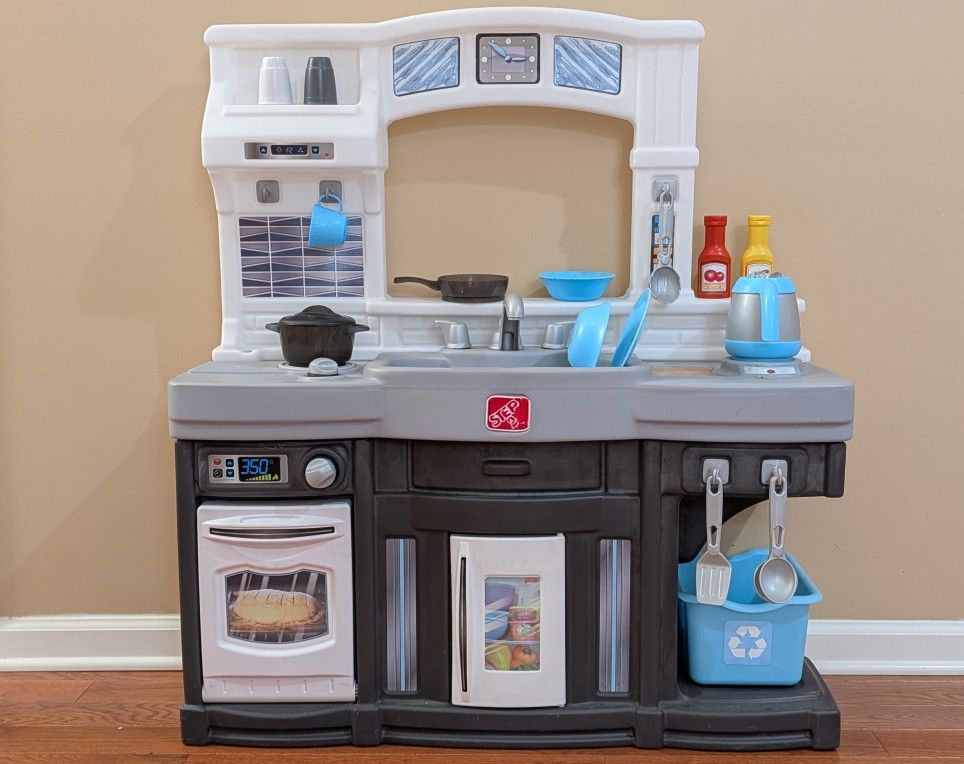 Step 2 Kids Kitchen Playset With Light And Sound ( Used)