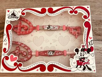 Disney Store Mickey and Minnie Mouse Valentines Day Collectible Key Set New unopened