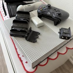 Xbox One S (W/games And Controllers)