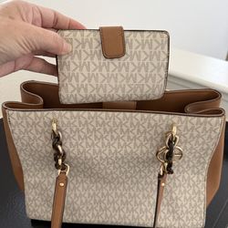 Micheal  kors purse like new