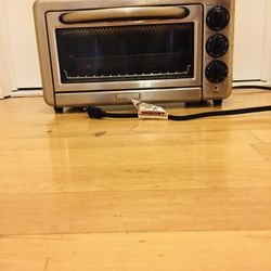 Famous Kitchen Aid countertop oven. Like new condition. Still in original box. 0.5 cu ft. 1400 watts. Bake, Broil, Toast, Warm. So powerful, so spacio