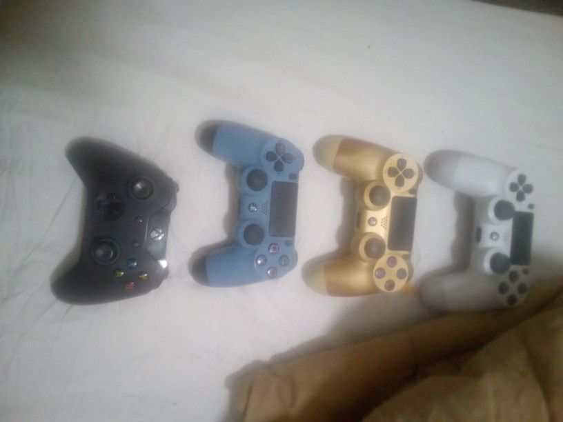 Ps4 And Xbox 1 Controllers