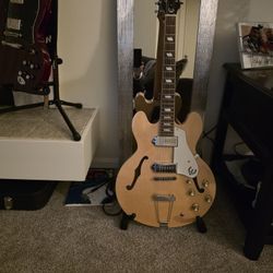 Epiphone, casino.
Excellent condition.
With case