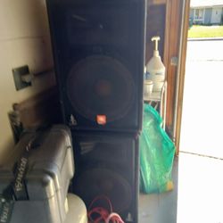Vendo Un Par De Bocinas JBL Buenas Condiciones 15