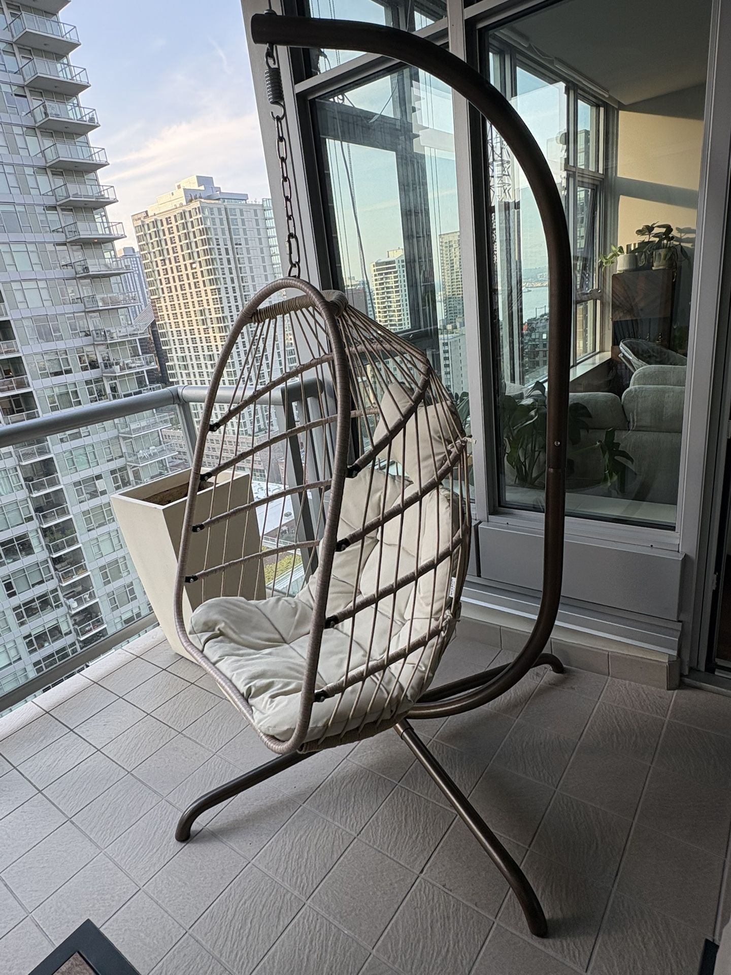 Outdoor egg swing with stand