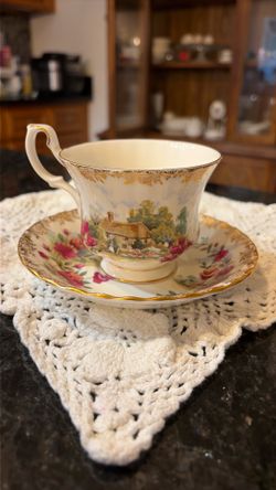 Vintage Royal Albert Bone China ‘Four Seasons – Summer’ footed cup & saucer (2 pieces)