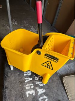 Rubbermaid Commercial Products 31 QT Tandem Mop Bucket and Wringer Combo on Wheels, Yellow, for Floor Cleaning/Wet Mopping