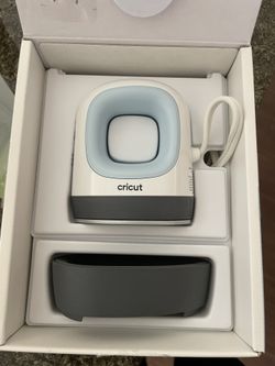  Cricut Easypress Mini - In Box Like New! Comes With Iron Ons 🎈💫🩷❄️👌🐰