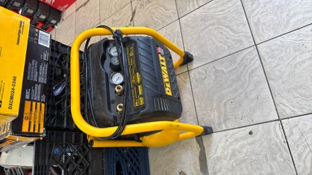 Dewalt 2.5 gallon heavy duty quiet air compressor