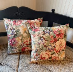 Set of 2 Floral Throw Pillows