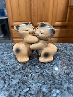 Vintage Van Telligen “Bear Hug” pair of salt and pepper shakers.  Size approximately 3 1/2 inches tall.  Preowned some minor pair wear due to age on t