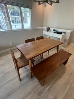 Casterly- Wood dining table