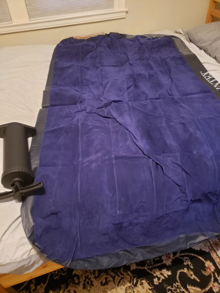 Twin size air mattress with hand pump