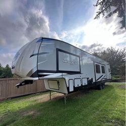 2022 Arctic 5th Wheel