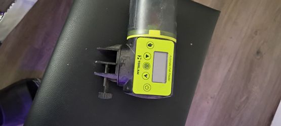 Automatic fish feeder