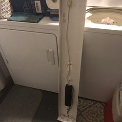 FREE,  4’ Fluorescent light fixture.   What you see is whats available.  Its FREE. Pick up in front of 114 ISLE ROYALE CIR. VACAVILLE.